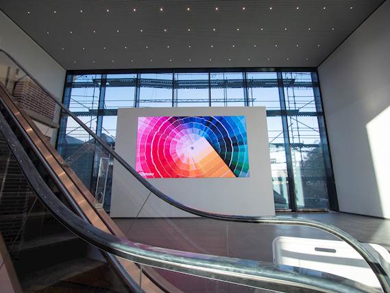 La pantalla LED de Optoma ocupa un lugar principal en la sede de Schindler en Berlín