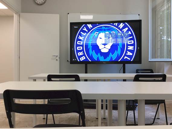 La pantalla plana interactiva de 65” de Optoma transforma el aprendizaje en la Escuela Internacional de Brooklyn en Italia