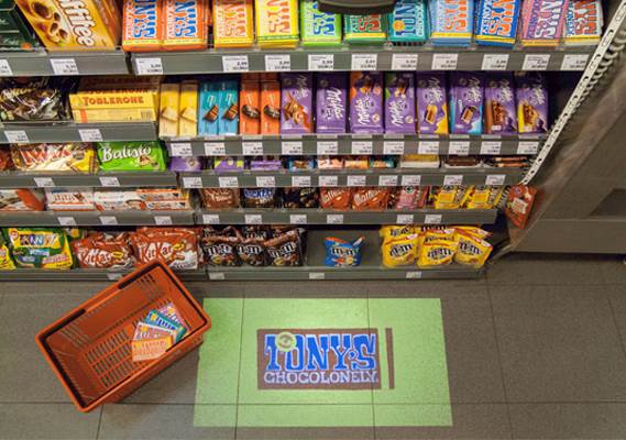 Optoma llama la atención en una tienda de supermercados global con una innovadora proyección de suelo.