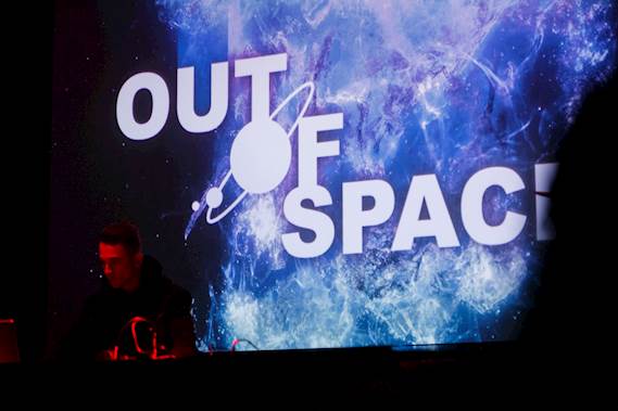 La luz y el vídeo impresionan en el festival Out of Space