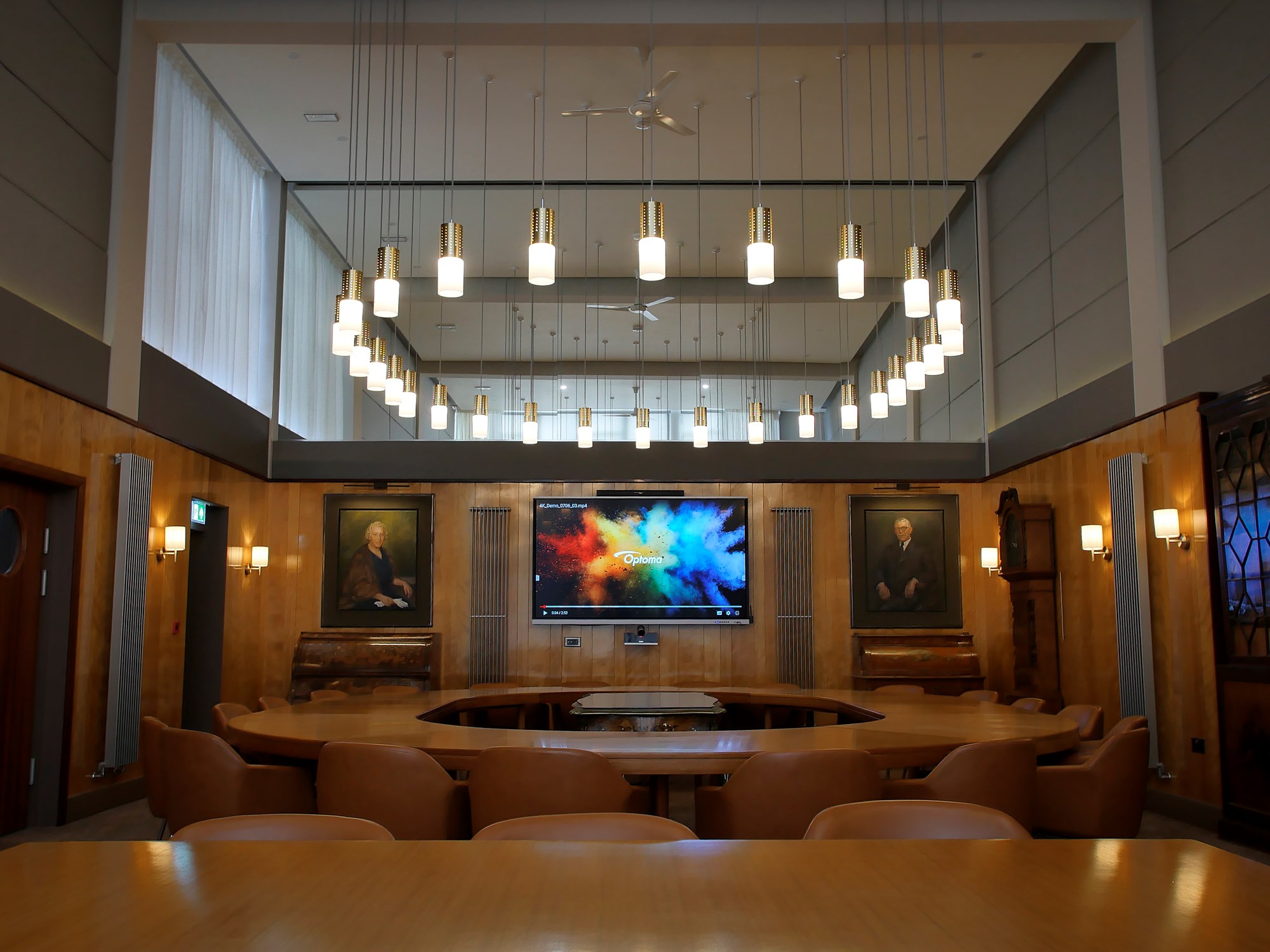 Las pantallas interactivas Optoma se integran en una sala de reuniones de la década de 1960