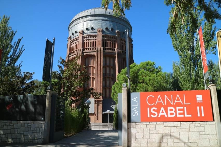 Proyectores Optoma elegidos para la exposición del diseñador de moda más influyente de España